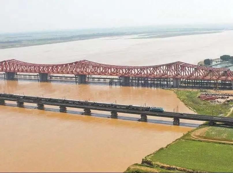 左為京廣鐵路鄭州黃河橋，右為鄭焦城際鐵路黃河大橋